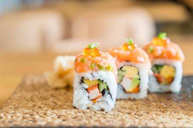 Somon suşi roll