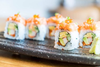 Somon suşi roll