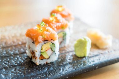 Somon suşi roll