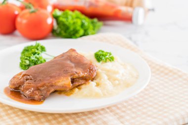 ızgara kaburga domuz püre patates ile