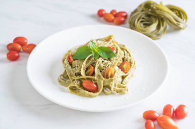 ıspanak fettuccine domates ile