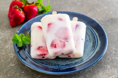 ev yapımı çilekli yoğurt dondurma