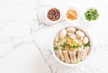 Vietnamca erişte (pho) 