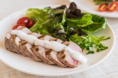 Tuna biftek salatası ile
