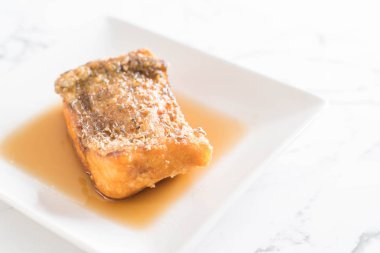 Kızarmış balığı balık balık sosu ile