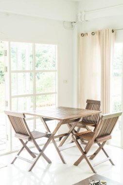 boş masa ve sandalye oturma odasında