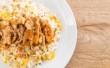 ızgara tavuk ve teriyaki soslu kızarmış pilav