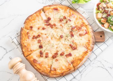 sosis ve peynir pizza