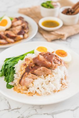 Demlenmiş Domuz eti bacak pirinç