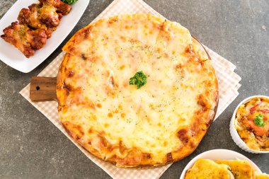 dört peynirli pizza