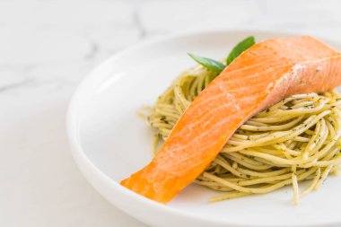 pesto yeşil ve somon makarna spagetti