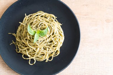 Spagetti fesleğen pesto ile