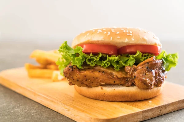 Hambúrguer de frango grelhado com batatas fritas — Fotografia de Stock