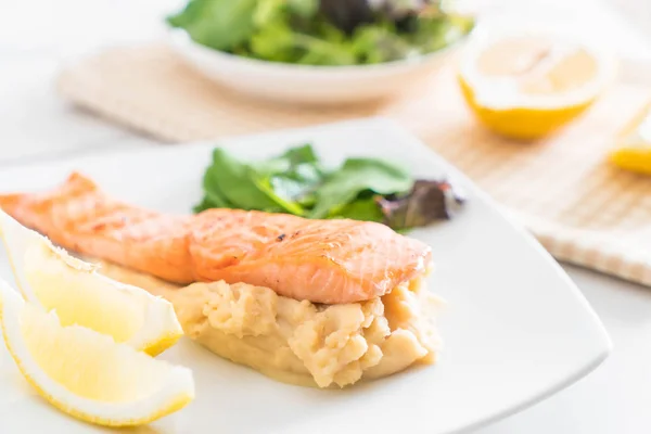 Bife de salmão grelhado com puré de batata e legumes — Fotografia de Stock