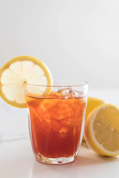 Лимонний чай з льодом — стокове фото