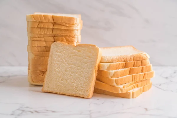 Стопка нарезанного хлеба — стоковое фото