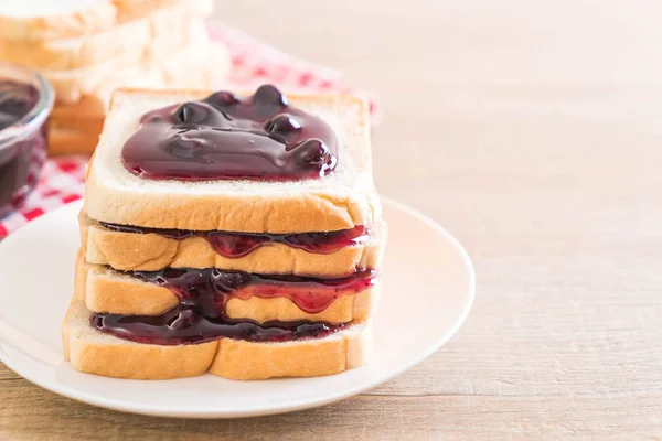 Bread with blueberry jam — Stock Photo, Image