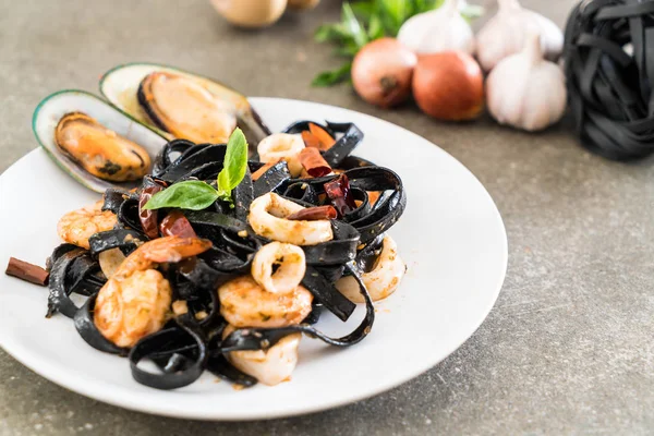 Spaghetti hitam atau pasta dengan makanan laut — Stok Foto