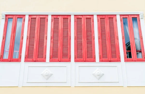 Красное винтажное окно — стоковое фото