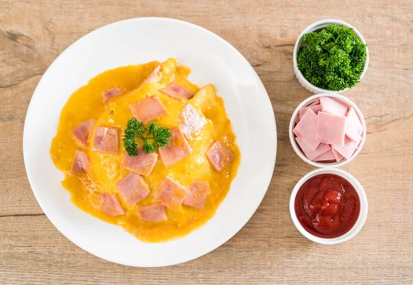 Cremiges Omelett mit Schinken auf Reis — Stockfoto