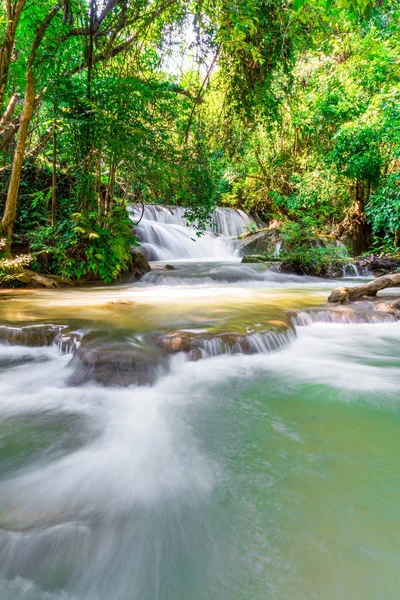 Huay Mae Kamin vízeséssel Kanchanaburi, Thaiföld — Stock Fotó