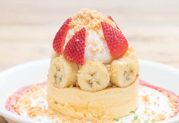 Pastel caliente con crema, fresa, plátano y galletas se desmoronan — Foto de Stock