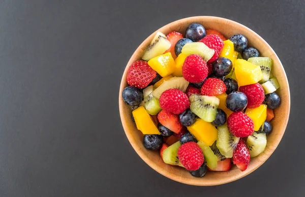 Smíšené čerstvé ovoce (jahody, maliny, borůvky, kiwi, mang — Stock fotografie