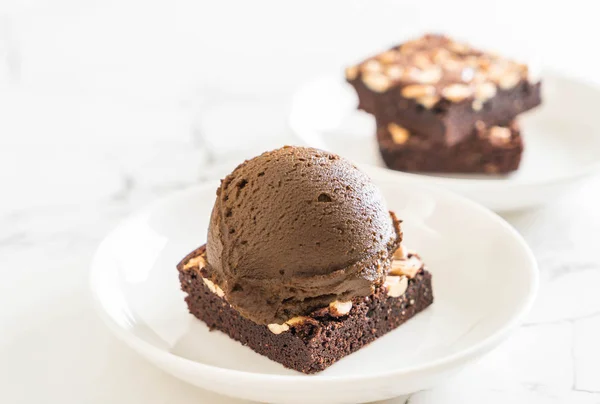 Brownies de chocolate com sorvete de chocolate — Fotografia de Stock