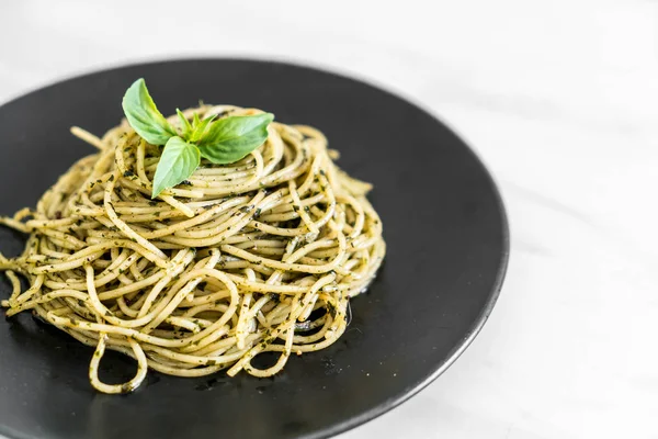 Spagetti fesleğen pesto ile