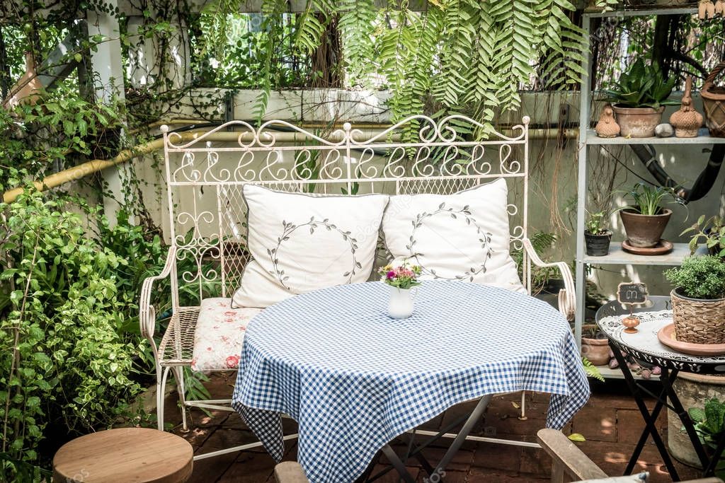 Decoración de mesa y la silla vacía de patio al aire libre en jardín