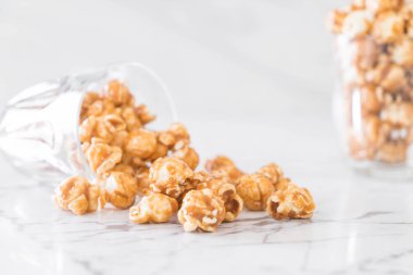 Patlamış Mısır ile karamel