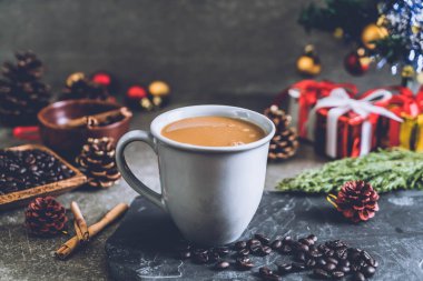 sıcak kahve fincanı Noel dekorasyonu ile 
