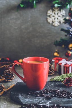 sıcak kahve fincanı Noel dekorasyonu ile 