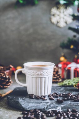 sıcak kahve fincanı Noel dekorasyonu ile 