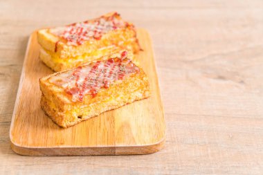 croque monsieur bacon ans egg sandwich