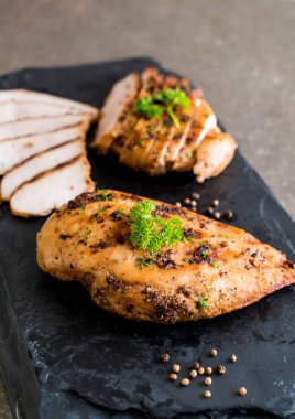 Izgara tavuk filetosu. 