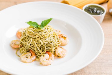 makarna spagetti pesto yeşil ve karides