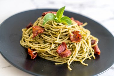 Fesleğen pesto ve pastırma ile makarna