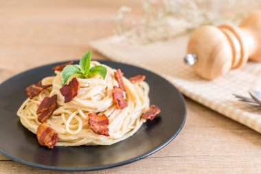 Spagetti krem peynir pastırma ile