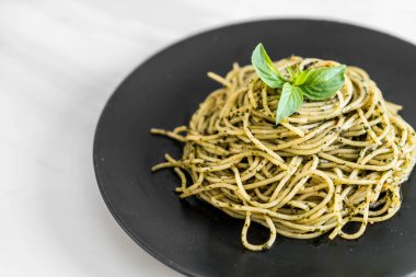 Spagetti fesleğen pesto ile
