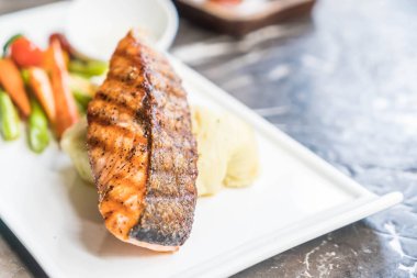 püre patates ve sebze somon biftek