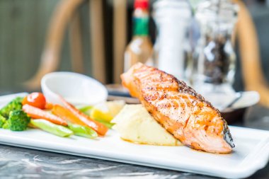 püre patates ve sebze somon biftek