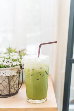 Sütlü buzlu yeşil çay 