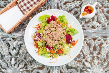 ton balıklı sebze salatası, susam ve baharatlı sos ile