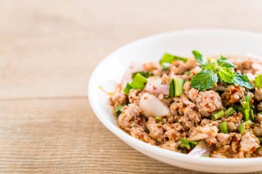 Baharatlı Kıyma domuz (Larb - geleneksel Tayland gıda)