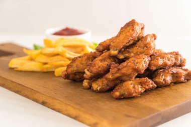 Kızarmış tavuk kanadı.