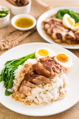 Demlenmiş Domuz eti bacak pirinç