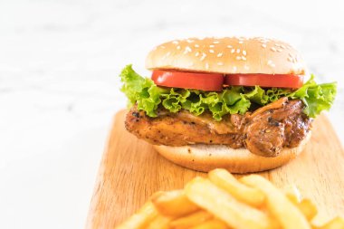 ızgara tavuk burger patates kızartması ile