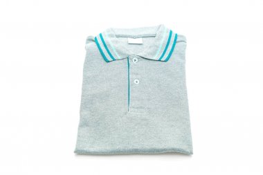 chemise pliée sur fond blanc