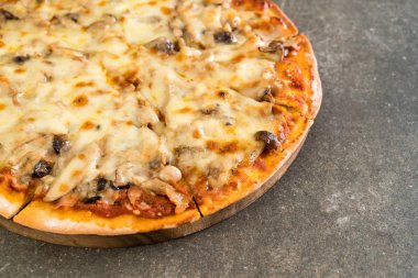 mantarlı pizza miso sosu ile